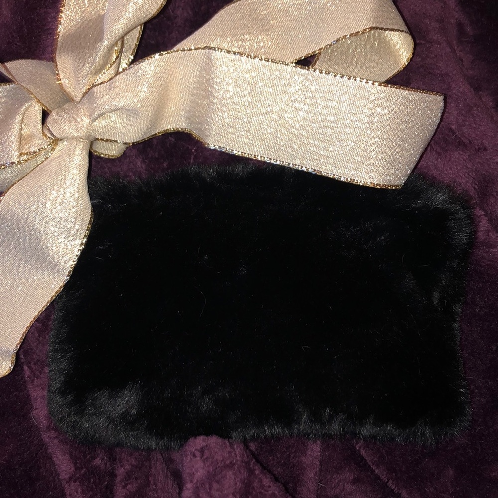 🎄Stocking Stuffer Alert!🎄Faux fur Wristlet